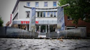 Kunstwerk, Gaussbrunnen, Fluchtstäbe und Feldbuchrahmen