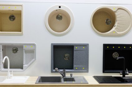 Exhibition of kitchen sinks in the store.